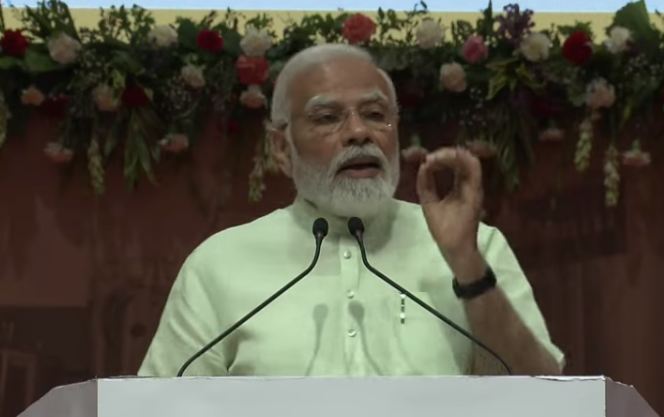 गुजरात : पीएम मोदी ने विश्व के पहले नैनो यूरिया संयत्र का किया उद्घाटन, कहा – देशभर में खुलेंगे 10 नए कारखाने