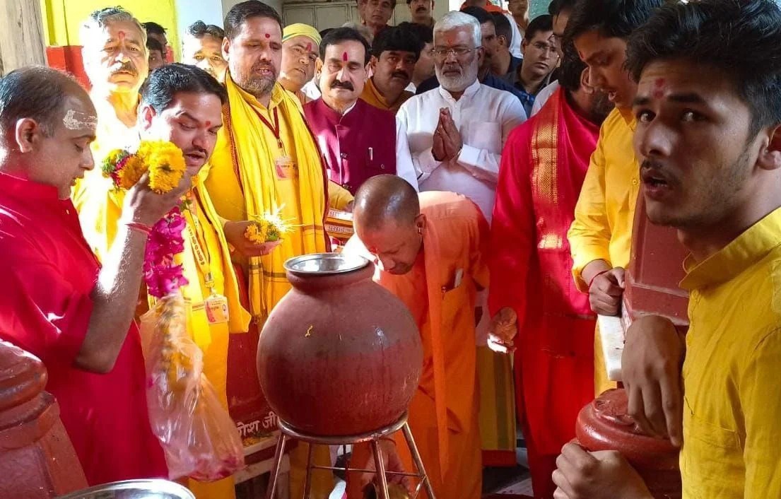 मध्य प्रदेश में दतिया पहुंचे यूपी के मुख्यमंत्री योगी आदित्यनाथ, मां पीतांबरा मंदिर में किया दर्शन-पूजन
