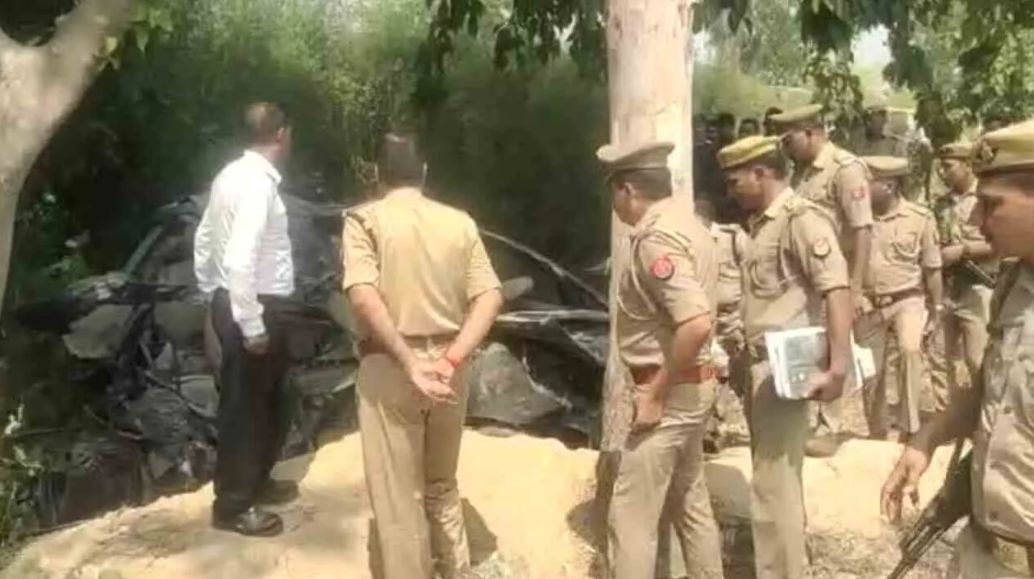 उत्तर प्रदेश : रामपुर में अनियंत्रित इनोवा बिजली के खंभे से जा भिड़ी, 6 लोगों की मौत, 4 घायल