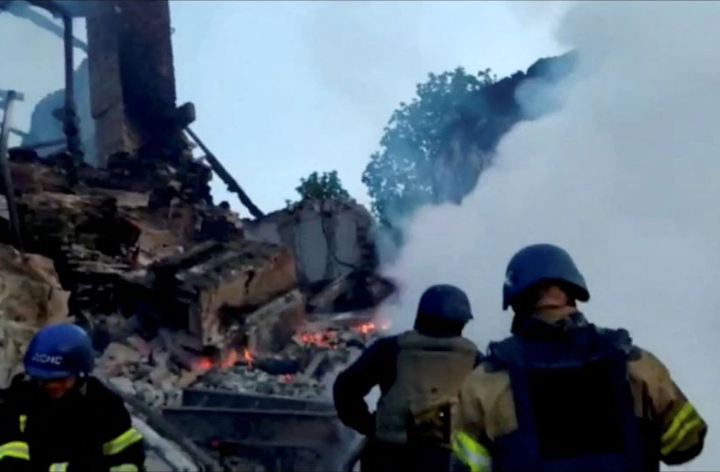 रूस-यूक्रेन युद्ध : रूसी बमबारी के दौरान यूक्रेन के एक स्कूल में विस्फोट से 60 लोगों की मौत