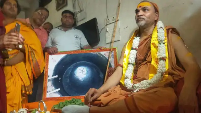 यूपी : ज्ञानवापी जाने से रोकने पर अविमुक्तेश्वरानंद ने त्यागा अन्न-जल, मठ के गेट पर शुरू किया अनशन