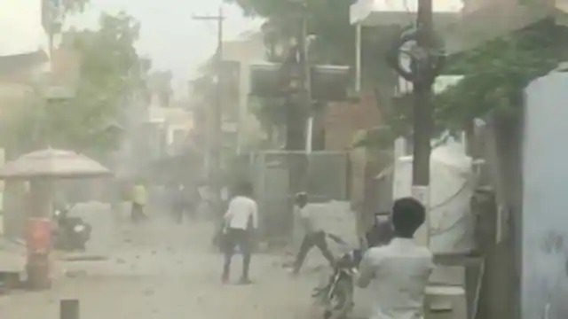 यूपी : कानपुर के बाद अब आगरा में बिगड़ा माहौल, बाइकों में भिड़ंत के बाद दो पक्षों में हुई पत्थरबाजी