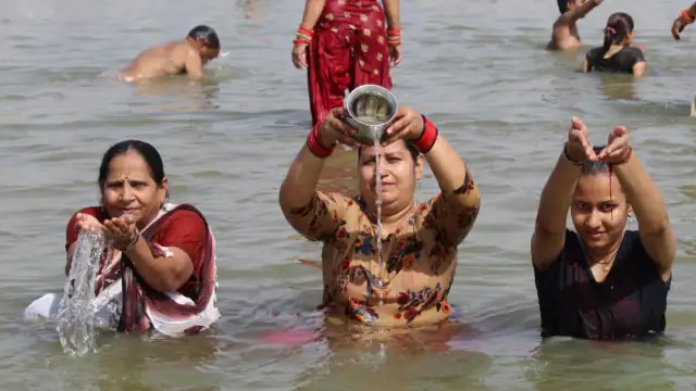 यूपी : गंगा दशहरा पर उमड़ा आस्था का सैलाब, हर-हर गंगे के जयघोष के बीच श्रद्धालुओं ने लगाई गंगा में डुबकी