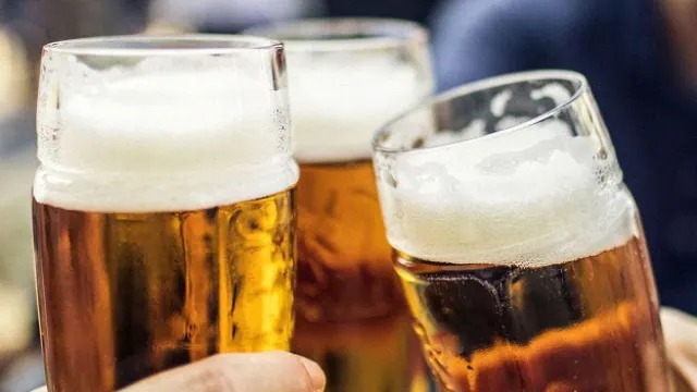 बियर पीने में यूपी के लोगों ने तोड़े सारे रिकॉर्ड, 105 प्रतिशत अधिक गटक गए केन