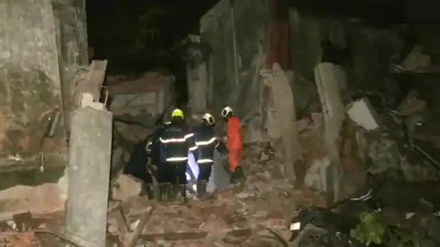 मुंबई के कुर्ला में चार मंजिला बिल्डिंग अचानक भराभरा कर गिरी, 20 से 25 लोग मलबे में दबे