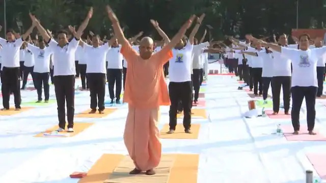 अंतरराष्‍ट्रीय योग दिवस: राजभवन में योगाभ्‍यास, CM योगी ने दिया मंत्र, बोले-योग से रहें निरोग