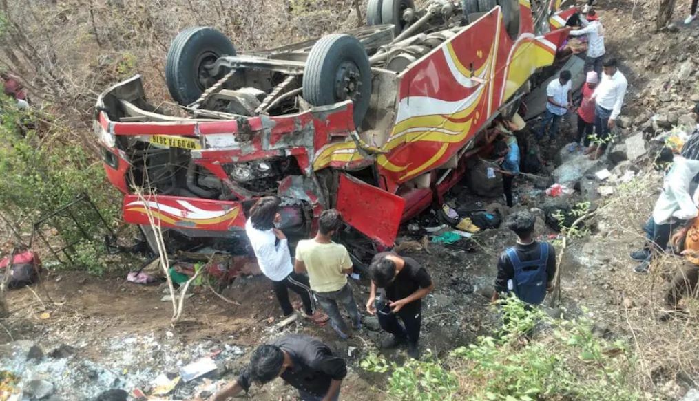 मध्य प्रदेश : इंदौर में सड़क हादसा, 50 फीट गहरी खाई में गिरी यात्री बस, 5 मरे