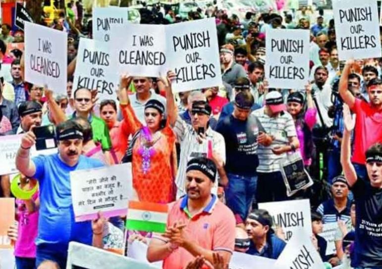 जम्मू-कश्मीर : सामूहिक पलायन की धमकी से राज्य प्रशासन चिंतित, कश्मीरी पंडितों के शिविरों की घेराबंदी