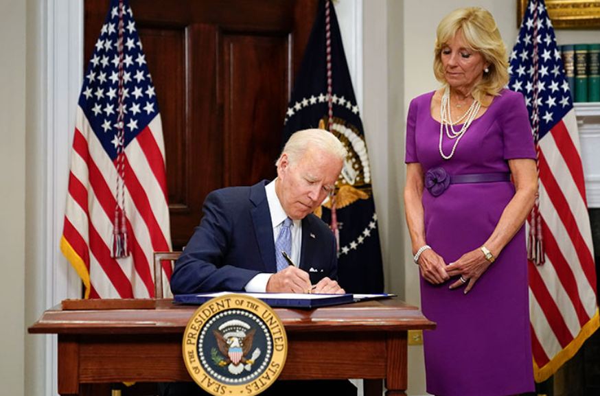 अमेरिका : राष्ट्रपति जो बाइडेन ने गन कंट्रोल कानून पर किया हस्ताक्षर, देश में अब गन कल्चर पर होगा नियंत्रण
