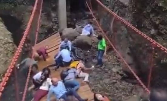 मेक्सिको : उद्घाटन के दौरान ही टूटा पुल, पत्नी के साथ नाले में गिरे मेयर सहित दो दर्जन लोग