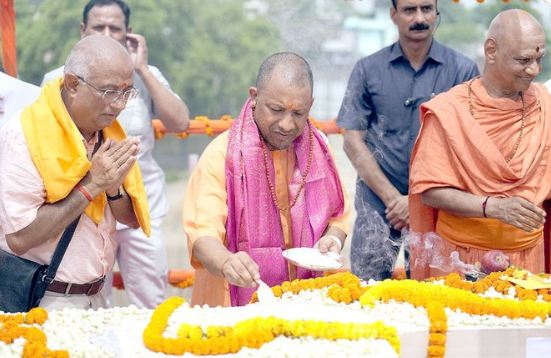 उत्तर प्रदेश : अयोध्या में राम मंदिर के गर्भगृह का निर्माण कार्य शुरू, सीएम योगी ने रखी पहली शिला