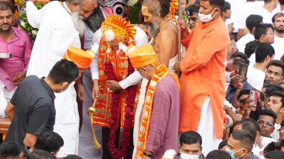 अहमदाबाद: जगन्नाथ रथयात्रा शुरू, मुख्यमंत्री भूपेंद्र ने सोने की झाड़ू से साफ की सड़क