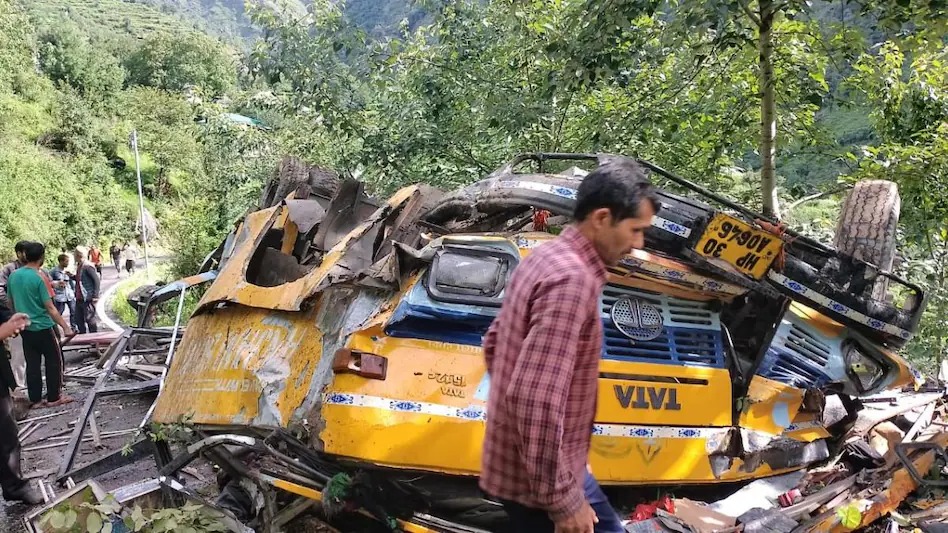 हिमाचल के कुल्लू में बड़ा हादसा : बस खाई में गिरी, स्कूली बच्चों समेत 16 लोगों की मौत