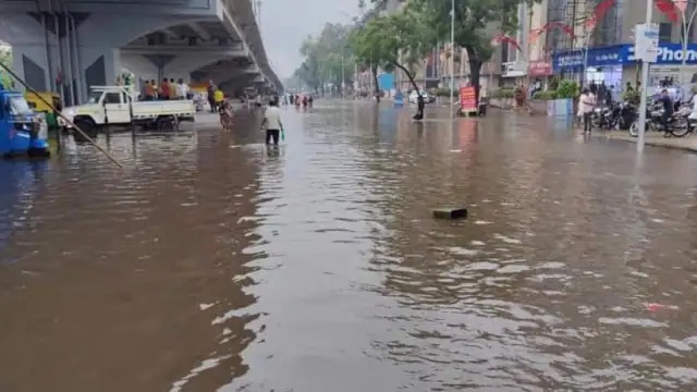 गुजरात में भारी बारिश से 6 लोगों की मौत, नदियों सी दिखने लगीं अहमदाबाद की सड़कें