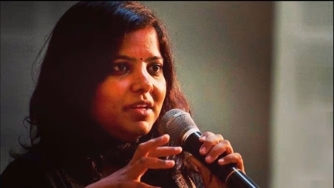 फिल्म निर्माता Leena Manimekalai की बढ़ी मुश्किलें, दिल्ली कोर्ट ने जारी किया समन