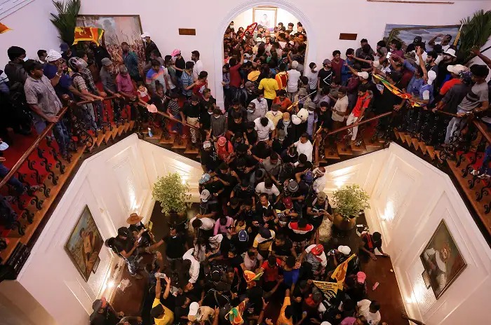 श्रीलंका में इमरजेंसी का एलान, राष्ट्रपति गोटाबाया के देश छोड़ने के बाद सड़क पर भारी प्रदर्शन