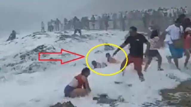 समुद्र किनारे फिसलने लगे बच्चे..पिता ने लगा दी छलांग, तीनों बह गए…देखें वीडियो