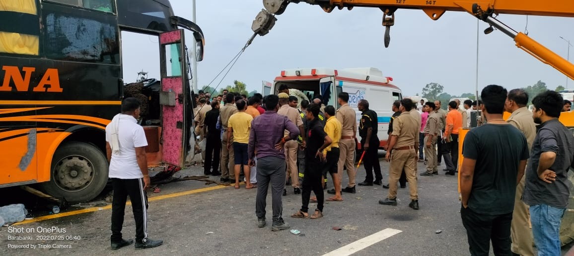बाराबंकी में भीषण सड़क हादसा: दो बसों की भिड़ंत, आठ की मौत, 20 यात्री घायल