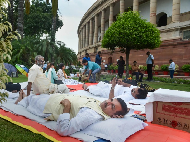 Opposition protest : दही-चावल से लेकर गाजर के हलवे तक, धरने पर बैठे सांसदों के लिए खास इंतजाम