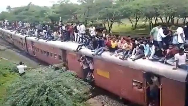 राजस्थान : जोखिम में जान : हरियाली अमावस पर गोरमघाट जाने के लिए ट्रेन की छत पर बैठे युवा, देखें Video