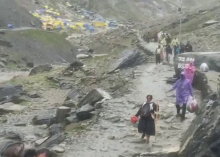 जम्मू-कश्मीर : अमरनाथ में पवित्र गुफा के पास मूसलाधार बारिश, सुरक्षाकर्मियों ने करीब 4000 तीर्थयात्रियों को सुरक्षित निकाला