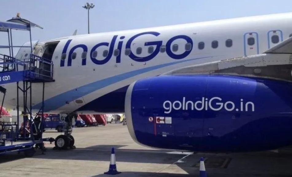 डीजीसीए ने इंडिगो का कसा पेंच, देशभर में विलम्बित उड़ानों पर निजी एयरलाइन कम्पनी से मांगा स्पष्टीकरण