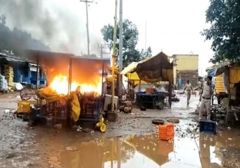 कर्नाटक : केरूर में दो समुदायों के बीच हिंसक झड़प, 4 लोग घायल, बड़ी सभाओं पर रोक के साथ स्कूल-कॉलेज भी बंद