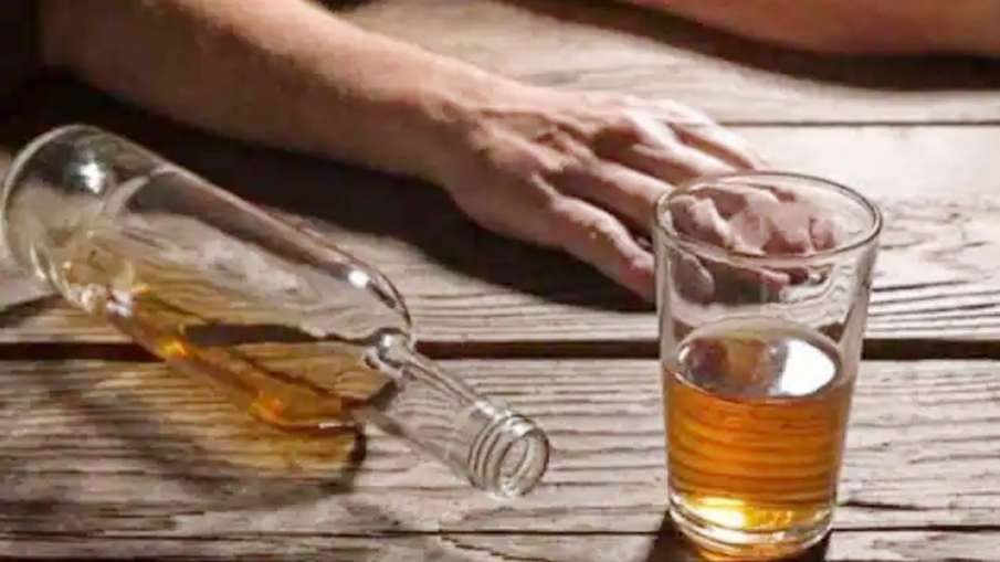 गुजरात : जहरीली शराब पीने से मरने वालों की संख्या 20 तक पहुंची, पुलिस का दावा – शराब नहीं, केमिकल पिला दिया