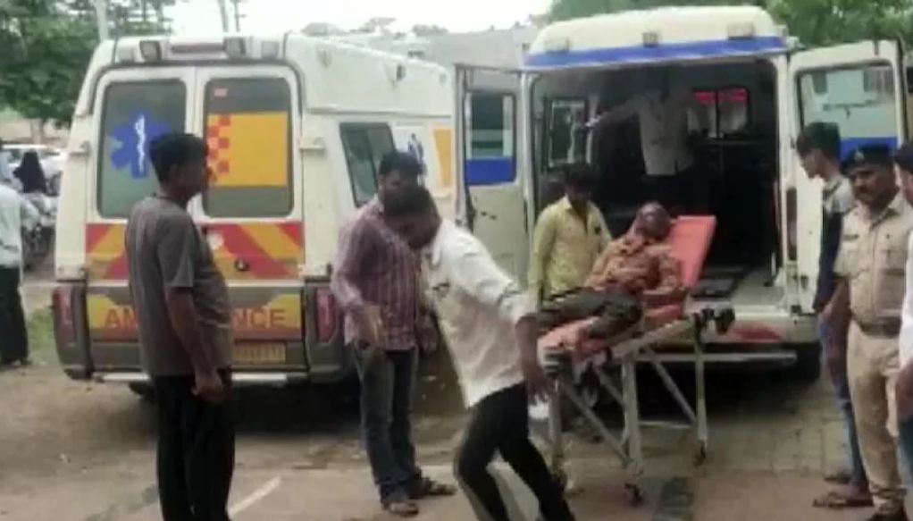 गुजरात : बोटाद व अहमदाबाद में जहरीली शराब पीने से 13 की मौत, कई अन्य अस्पताल में भर्ती
