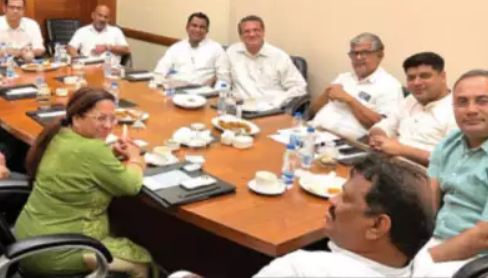 गोवा में कांग्रेस को बड़ा झटका : पूर्व सीएम कामत सहित 9 विधायक भाजपा में हो सकते हैं शामिल