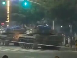 चीन के हेनान प्रांत में टैंक तैनात