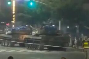 चीन के हेनान प्रांत में टैंक तैनात