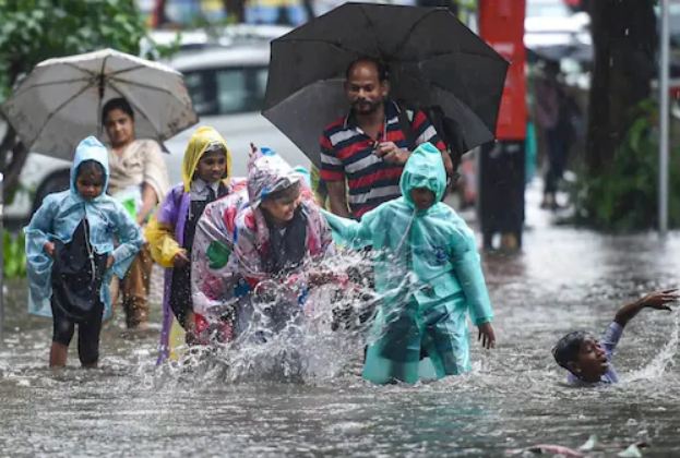 मुंबई में मूसलाधार बारिश, मुख्यमंत्री शिंदे ने लिया स्थिति का जायजा, आईएमडी ने जारी किया ऑरेंज अलर्ट