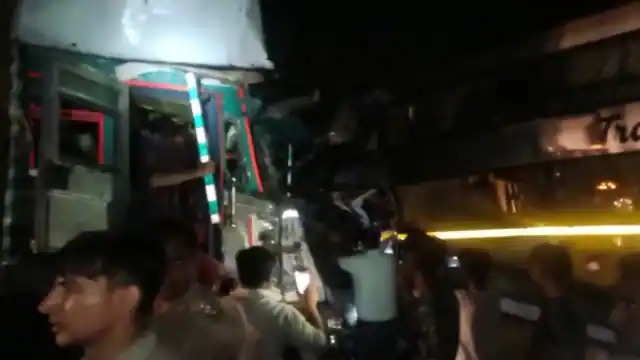 उत्तर प्रदेश : रामपुर में भीषण सड़क हादसा, रोडवेज बस व ट्रक की टक्कर में 5 की मौत, 46 घायल