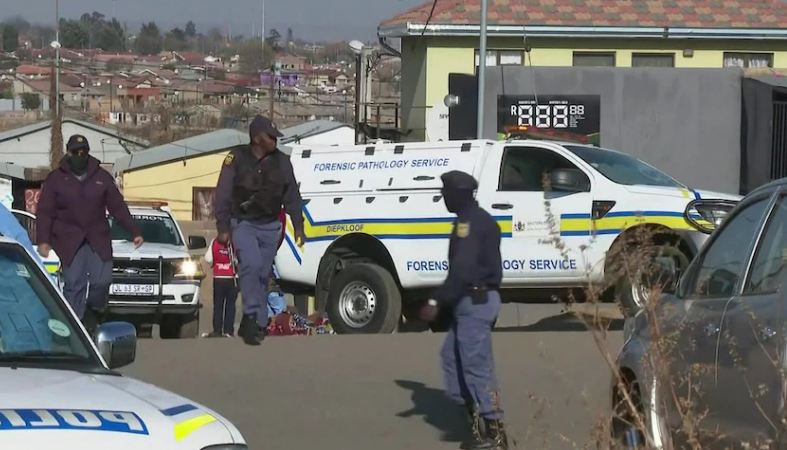दक्षिण अफ्रीका : जोहानेसबर्ग के सोवेटो टाउनशिप बार में सामूहिक गोलीबारी, 14 लोगों की मौत, कई घायल