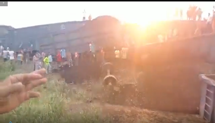 बिहार : नालंदा में ट्रेन की बोगी पर चढ़कर सेल्फी ले रहा था किशोर, जिंदा जला, सामने आया वीडियो