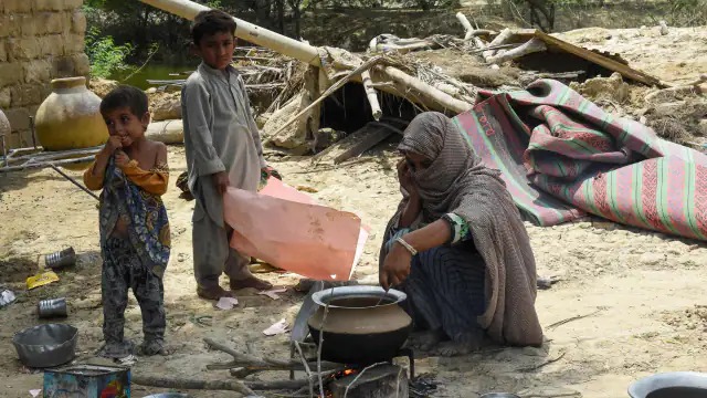 ‘खाने के भी पैसे नहीं, क्या अपने बच्चों को मार दूं’, आर्थिक तंगी झेल रहे पाकिस्तानियों का छलका दर्द