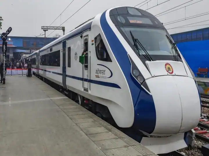 कोटा पहुंची देश की पहली सेमी हाई स्पीड ट्रेन ‘वंदे भारत’, 6 सितंबर तक चलेगी ट्रायल