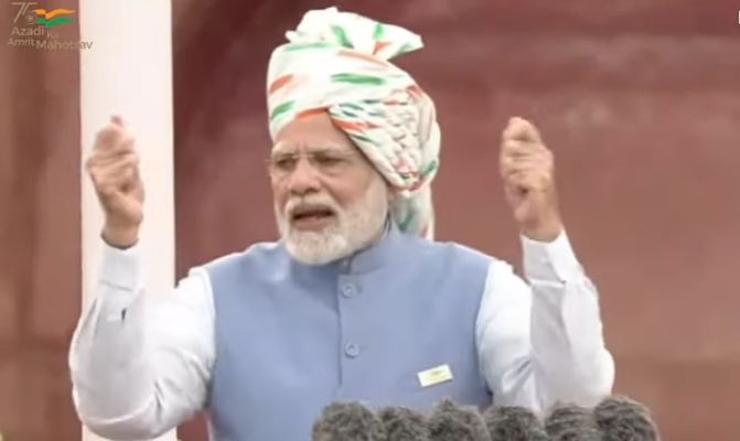 लाल किले की प्राचीर से पीएम मोदी बोले – ‘भ्रष्टाचार और परिवारवाद देश को दीमक की तरह चाट रहे’