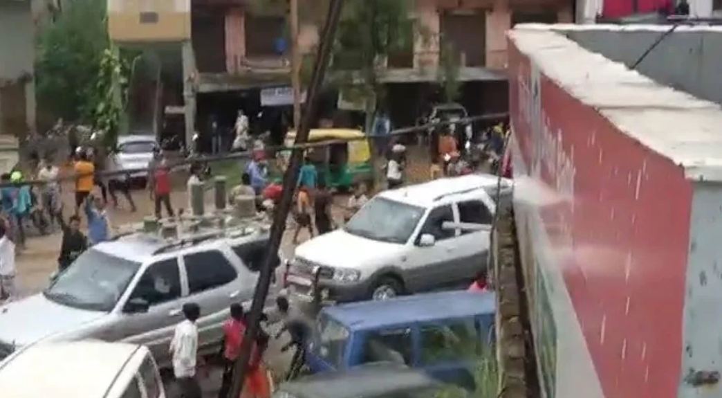 बिहार : पटना में सीएम नीतीश कुमार के काफिले पर पथराव, 3-4 वाहनों के शीशे टूटे