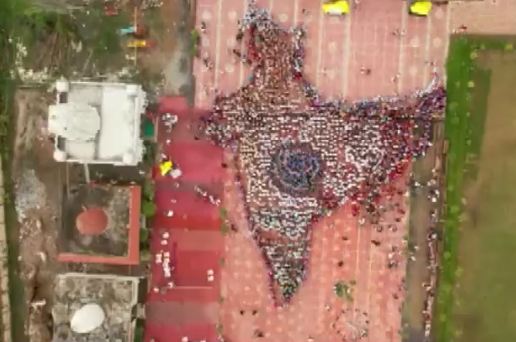 इंदौर में भारत के नक्शे वाली विशाल मानव श्रृंखला, 5,335 लोगों ने मिलकर बनाया नया विश्व रिकॉर्ड