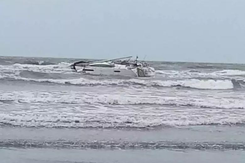महाराष्ट्र : रायगढ़ में हरिहरेश्वर समुद्र तट पर दो संदिग्ध बोट से 3 एके-47 और हथियारों का जखीरा जब्त
