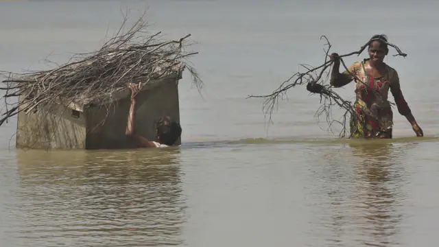 पाकिस्तान में बाढ़ का कहर :  अब तक 1208 लोगों की मौत, तीन करोड़ से अधिक लोग पानी में घिरे