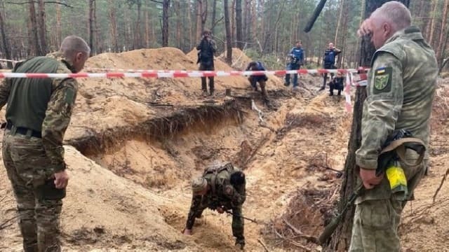 ‘मौत के निशान छोड़ जा रही रूसी सेना’, यूक्रेन में फिर मिली 440 से अधिक शवों की नई कब्र