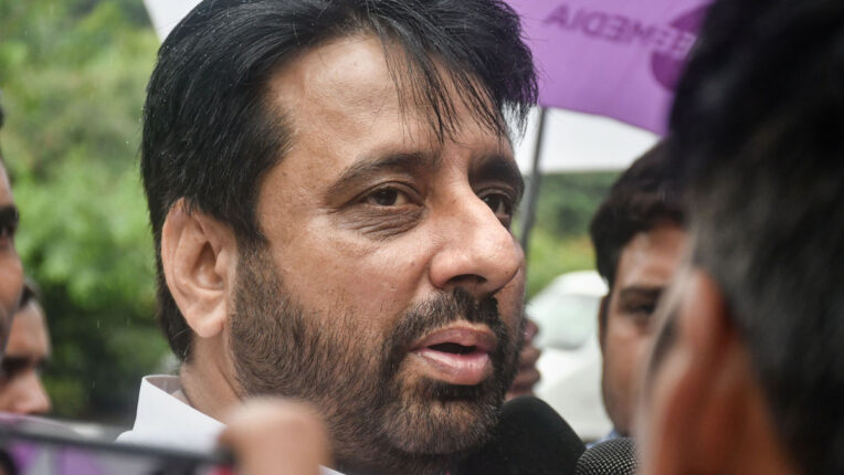 दिल्ली में एसीबी की छापेमारी के बाद ‘आप’ विधायक अमानतुल्ला खान गिरफ्तार