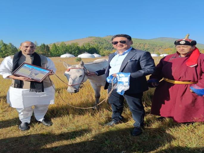 मंगोलियाई राष्ट्रपति ने राजनाथ सिंह को उपहार में दिया सफेद घोड़ा, रक्षा मंत्री ने ‘तेजस’ नाम रखा
