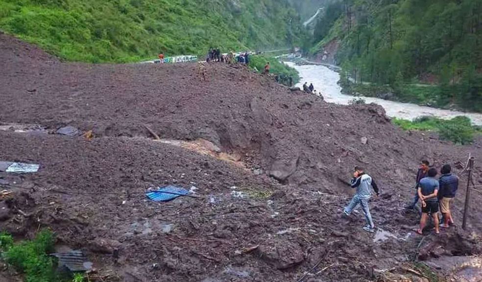 नेपाल में मूसलाधार बारिश के बीच भूस्खलन से 17 लोगों की मौत, भीमदत्त राजमार्ग अवरुद्ध