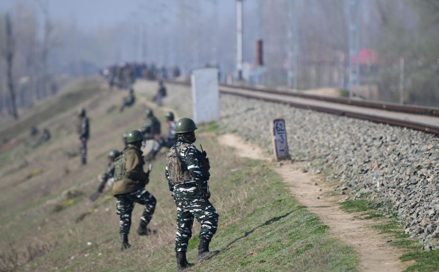 जम्मू-कश्मीर : नौगाम सेक्टर में सुरक्षा बलों ने मुठभेड़ में 2 आतंकियों को ढेर किया