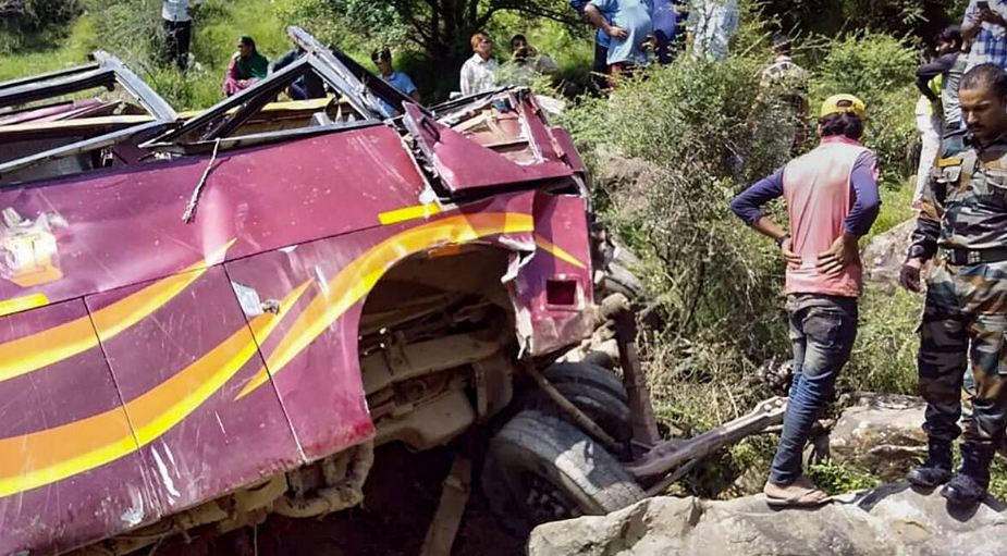 जम्मू-कश्मीर में 24 घंटे के भीतर दूसरा हादसा : राजौरी में बस खाई में गिरने से 6 मरे, 25 घायल