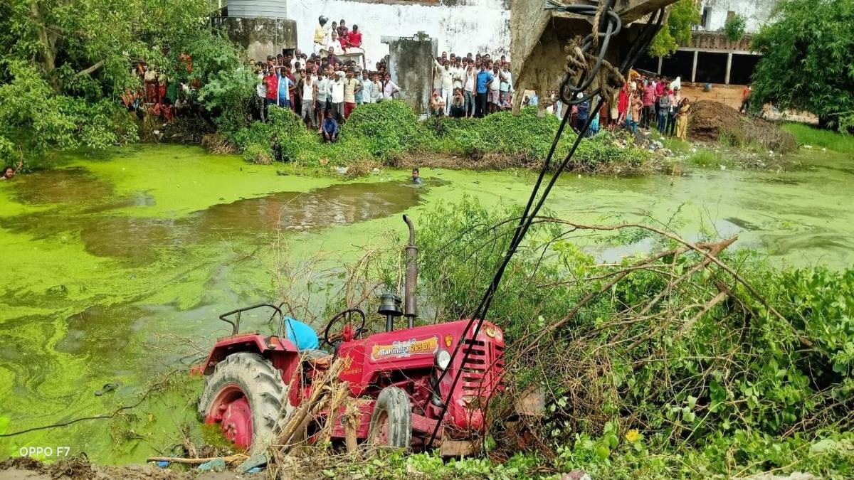 यूपी : लखनऊ में हादसा, ट्रैक्टर-ट्राली तालाब में पलटी, 10 की मौत, 35 जख्मी